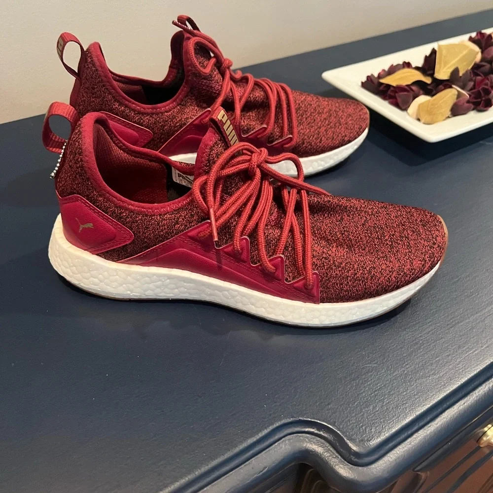 Puma NEW Nrgy Neko Knit sneakers size 9 maroon color